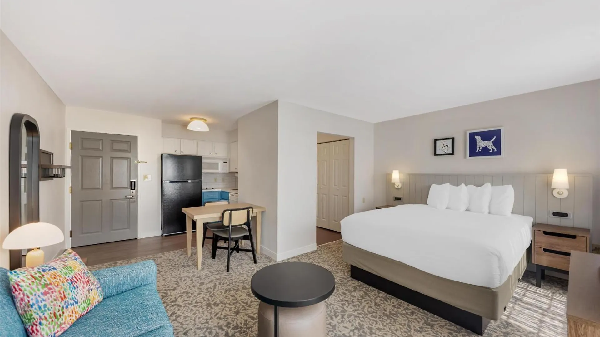 4 Exceptional Design Hotels Close to Texas Military Forces Museum