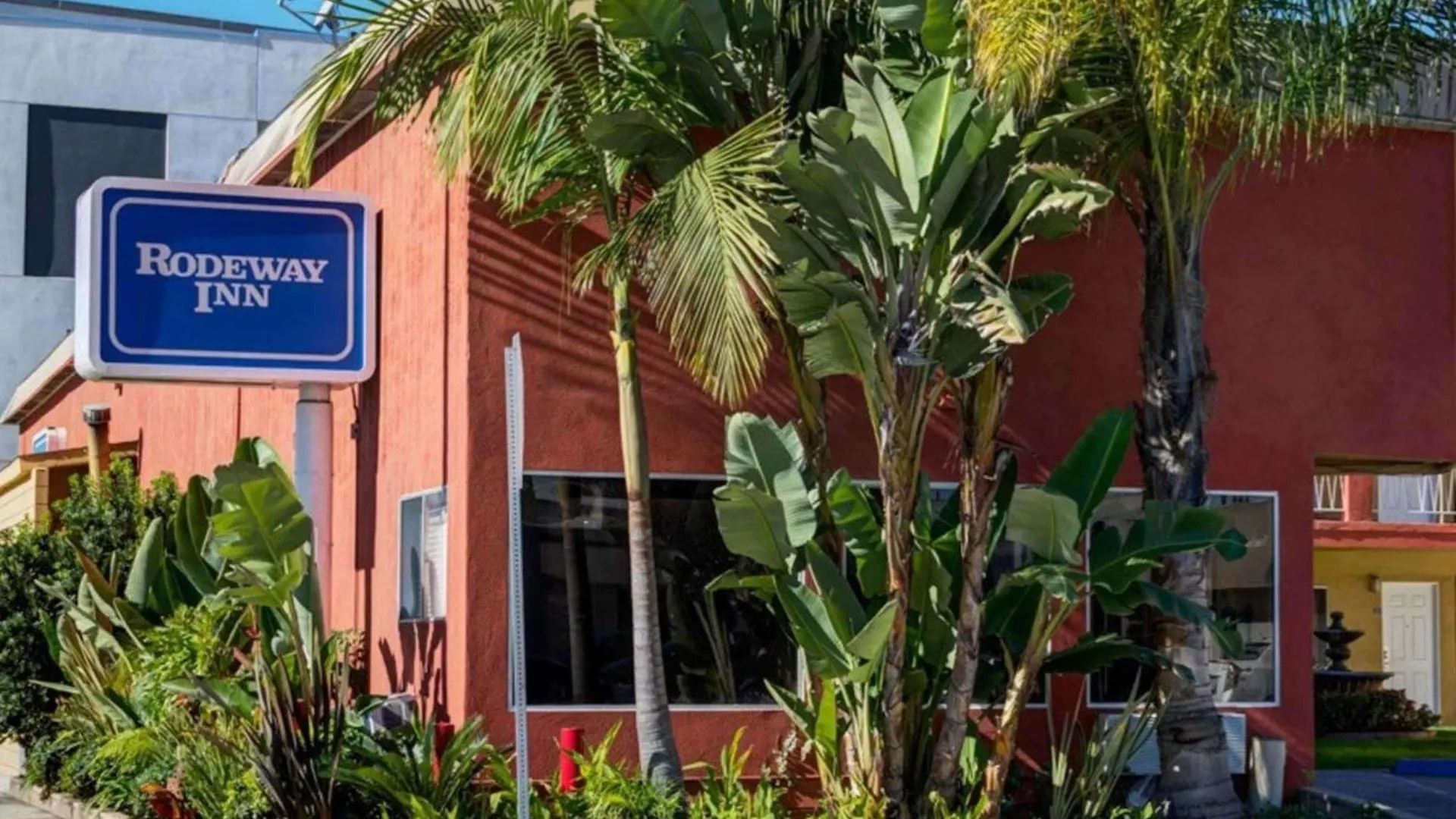 Where to Stay Near Robertson Boulevard: 6 Budget Hotels