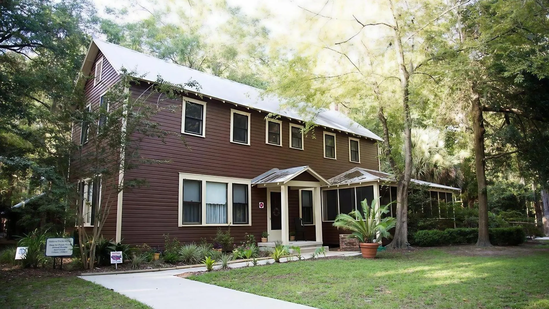 6 Budget Hotels Near Florida Yacht Club Marina Worth Booking